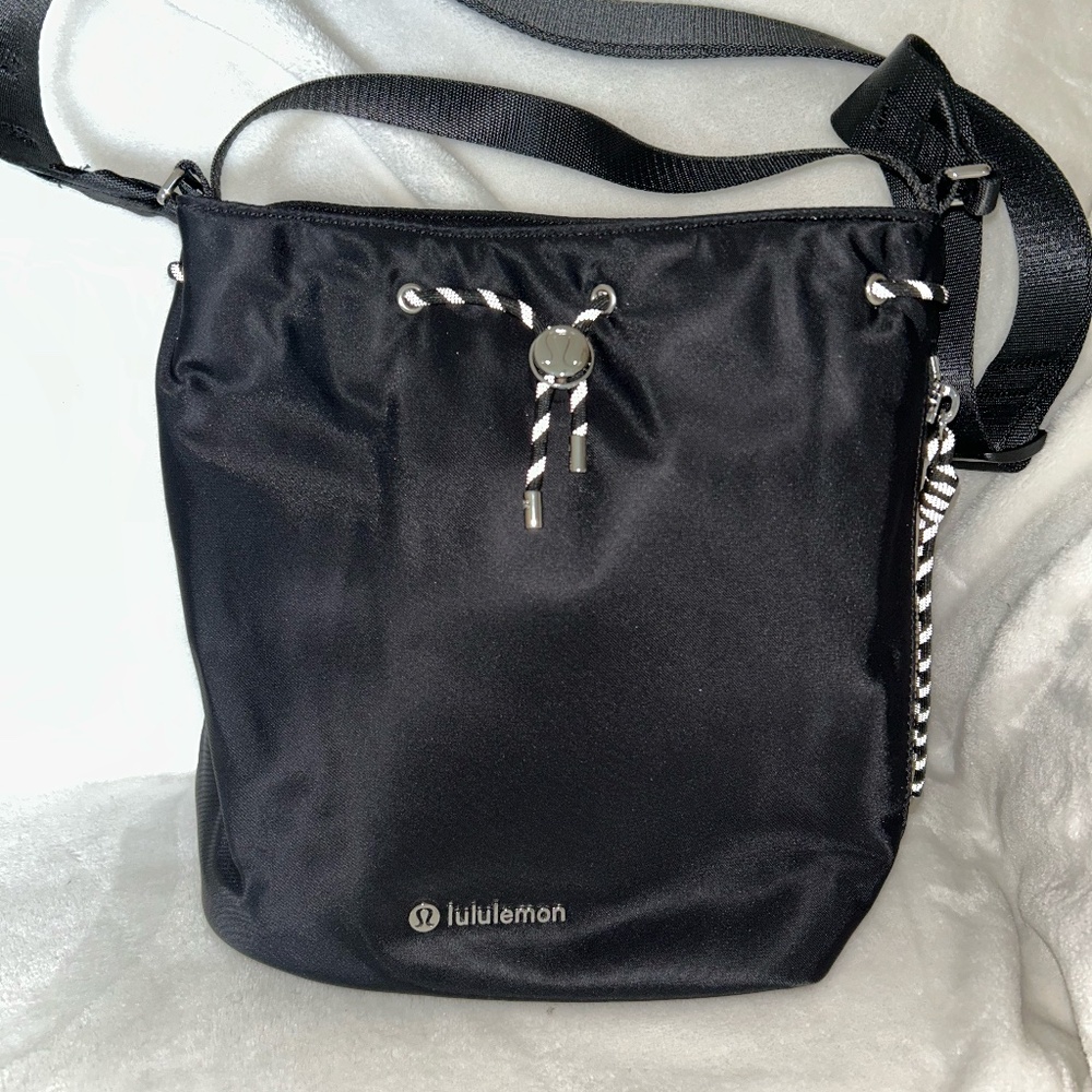 Lululemon drawstring bucket bag